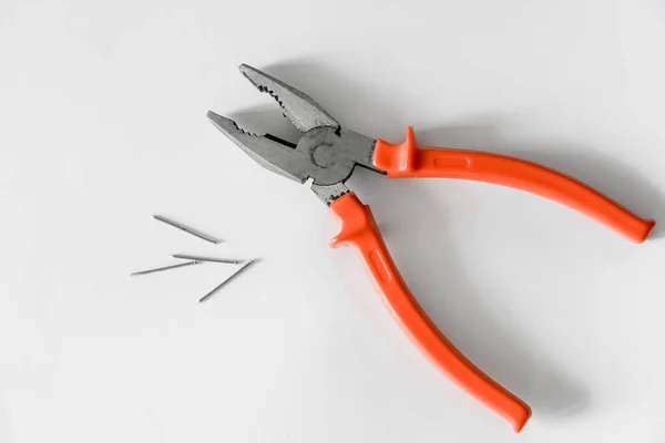 白い背景にペンチと釘とドライバー 修理のための作業道具 大工道具セット — ストック写真