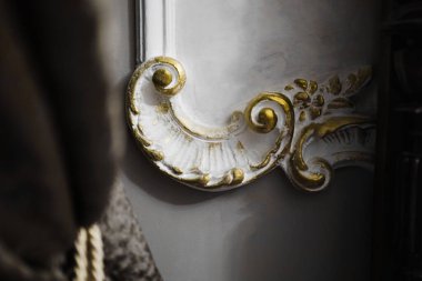 Duvarda alçı bezi var. Antikalar. Barok tarzı. Alçıdan duvarda dekor.