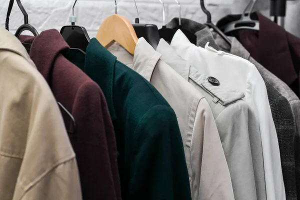 ハンガーに服を着る マクロだ 新しい服のコレクションです コート レインコート ジャケット — ストック写真