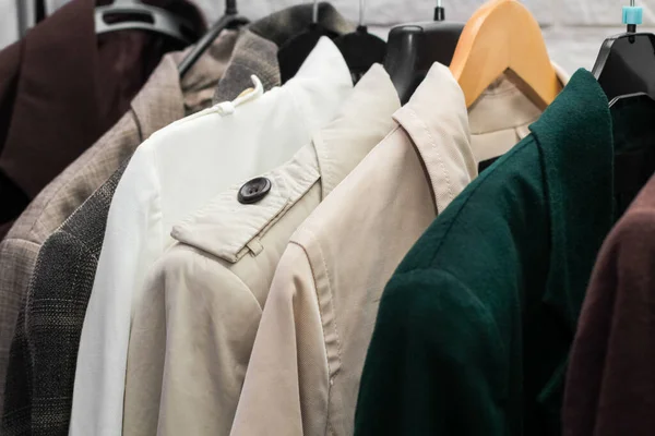 ハンガーに服を着る マクロだ 新しい服のコレクションです コート レインコート ジャケット — ストック写真