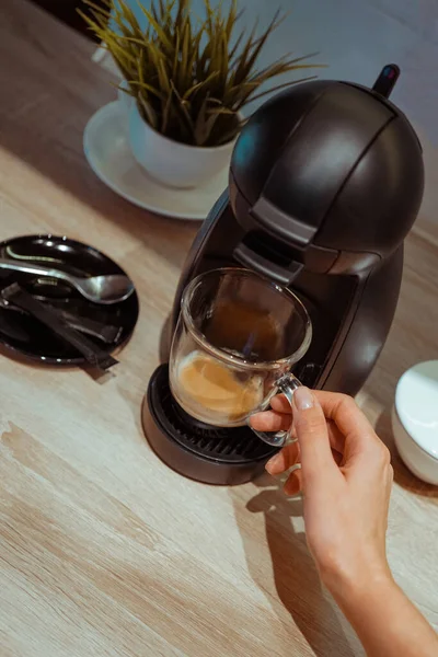 Kapselkaffebryggare Bryggt Kaffe Genomskinlig Kopp Med Espresso Flicka Tar Kopp — Stockfoto