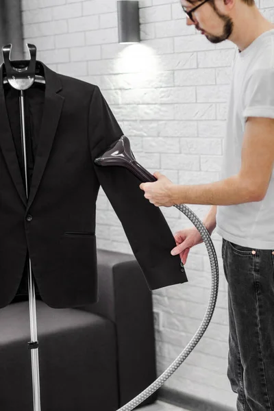 Homme Met Les Choses Ordre Tient Vapeur Vêtement Dans Main — Photo