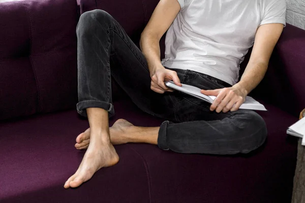 Hombre Descansando Sofá Leyendo Libro Casa —  Fotos de Stock