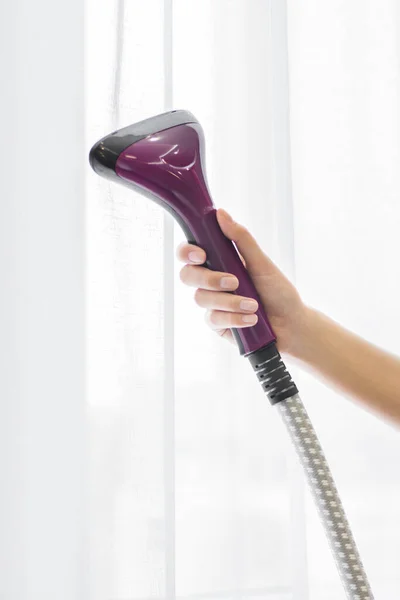 Menina Segura Steamer Para Cortinas Sua Mão Limpeza Apartamento Macro — Fotografia de Stock