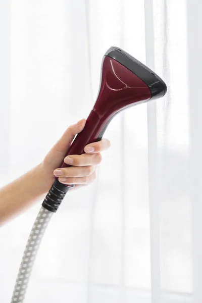 Menina Segura Steamer Para Cortinas Sua Mão Limpeza Apartamento Macro — Fotografia de Stock