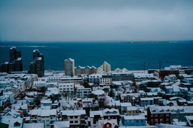 İzlanda 'nın başkenti şehrin en yüksek noktasından Reykjavik' tir. Evlerin ve yolların manzarası. Ocak 2020