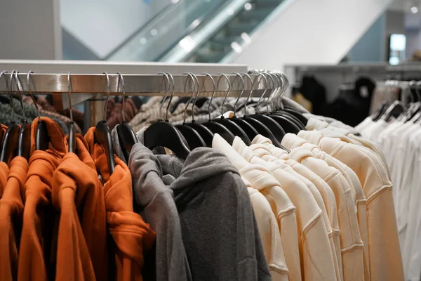 Vestiti Stile Una Macro Appendiabiti Nuova Collezione Cappotti Impermeabili Giacche — Foto Stock
