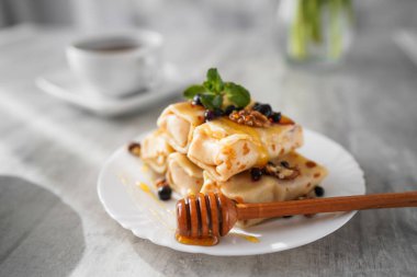 Annemin ballı, fındıklı ve dutlu krepleri. Tatil kahvaltısı. Kız krep pişirdi. makro