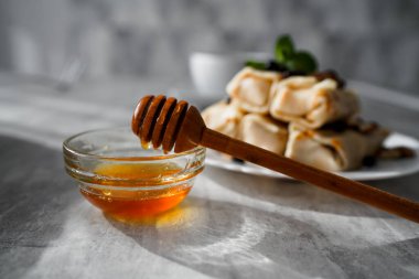 Masanın üzerinde krepli bir kasede sıvı bal. tatil karnavalı