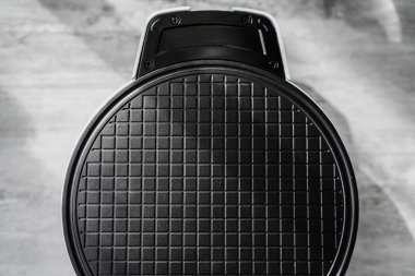 Masanın üzerindeki gözleme ızgarasını aç. Sandviç makinesi