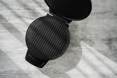 Masanın üzerindeki gözleme ızgarasını aç. Sandviç makinesi