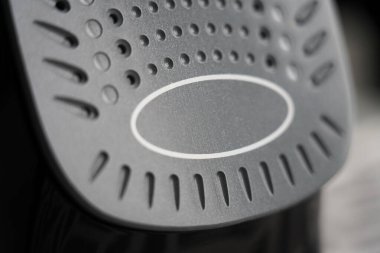 Teflon kaplı çelik taban, koyu bir arka plana karşı. makro demir