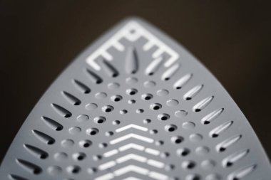 Teflon kaplı çelik taban, koyu bir arka plana karşı. makro demir