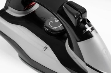 Beyaz arka planda buharlı ütü. Detaylar. makro fotoğrafçılık