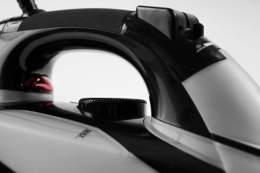 Beyaz arka planda buharlı ütü. Detaylar. makro fotoğrafçılık