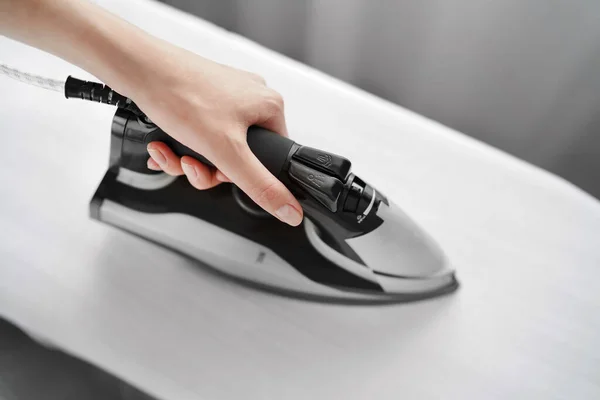 Mujer Planchando Una Sábana Blanca Sobre Una Pizarra Sobre Fondo — Foto de Stock