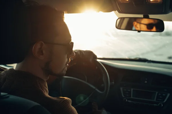 Homem Anda Auto Estrada Conduzir Carro Pôr Sol Brilha Pára — Fotografia de Stock