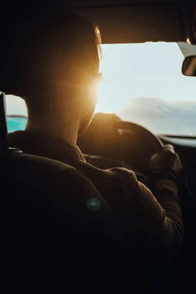 Homem Anda Auto Estrada Conduzir Carro Pôr Sol Brilha Pára — Fotografia de Stock