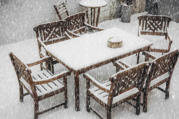 Dvorku Domu Stůl Čtyři Židle Sněhu Sněžná Zima Městě — Stock fotografie