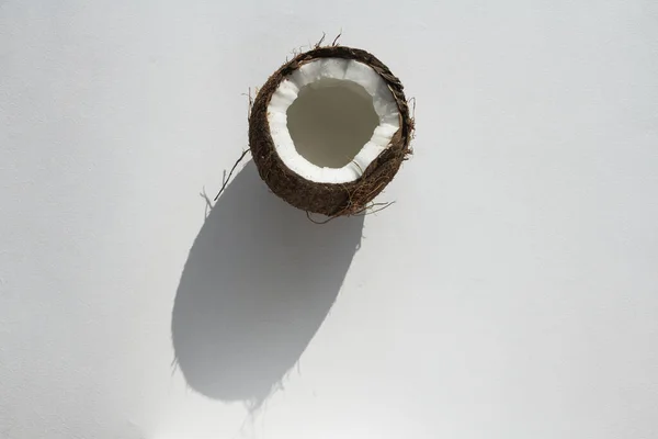 Σπασμένη Καρύδα Νερό Καρύδας Λευκό Φόντο Σκιά Από Τον Ήλιο — Φωτογραφία Αρχείου