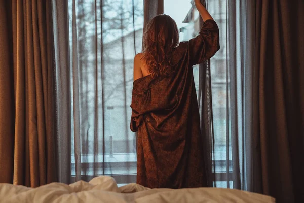 Een Vrouw Ontmoet Dageraad Uit Het Raam Van Haar Slaapkamer — Stockfoto