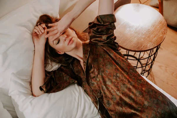 Mooie Vrouw Rustend Bed Een Zijden Lange Badjas Vroege Ochtend — Stockfoto