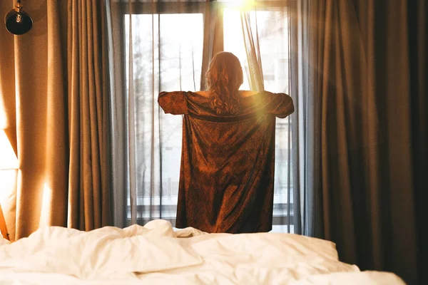 Een Vrouw Ontmoet Dageraad Uit Het Raam Van Haar Slaapkamer — Stockfoto