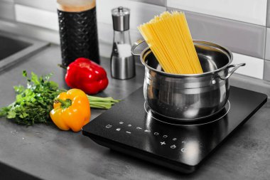 Mutfakta taze sebze salatasıyla bolonez ya da Carbonara yapmak sağlığınızı iyileştirmek için.