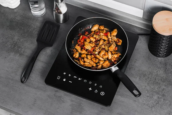 Mujer Está Preparando Plato Asiático Una Estufa Inducción Cocina Casa —  Fotos de Stock