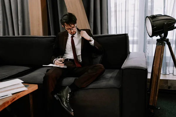Уставший Человек После Работы Отдыхает Диване Дома Бизнесмен После Переговоров — стоковое фото