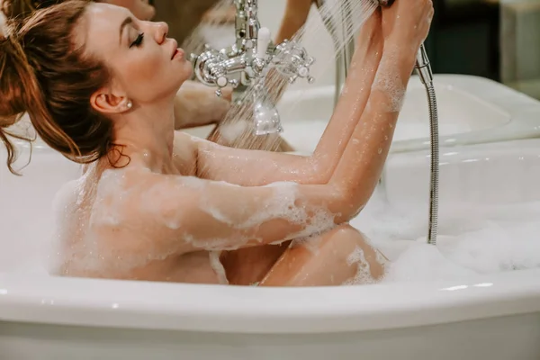 Kobieta Bierze Kąpiel Pianką Zabiegi Spa Odpoczynek Ciężkim Dniu Kobieta — Zdjęcie stockowe
