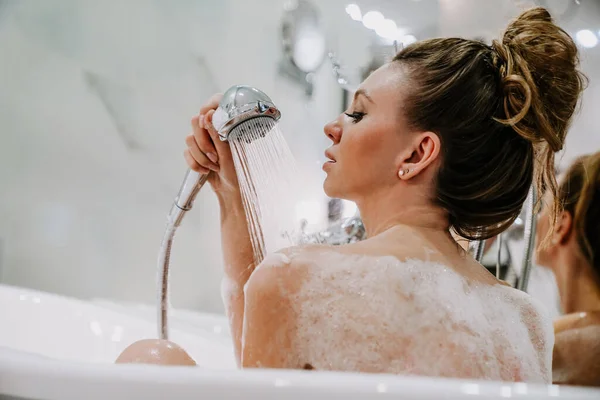 Femme Prend Bain Avec Mousse Soins Spa Repos Après Une — Photo