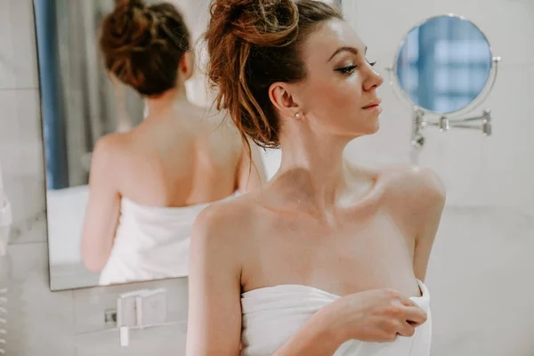 Hermosa Mujer Después Una Ducha Una Toalla Blanca Espejo Baño — Foto de Stock