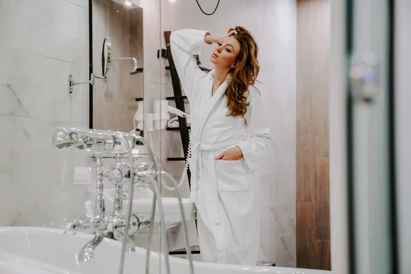 Une Belle Femme Après Une Douche Dans Peignoir Blanc Regarde — Photo