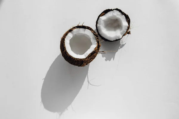 Rozbitý Kokos Vodou Bílém Pozadí Kokosové Mléko Horní Pohled — Stock fotografie