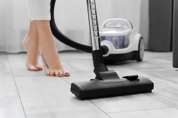 Uma Mulher Branco Está Limpando Chão Com Aspirador Limpeza Geral — Fotografia de Stock