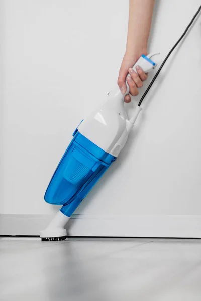 Una Mujer Blanco Limpia Suelo Con Una Aspiradora Manual Limpieza — Foto de Stock