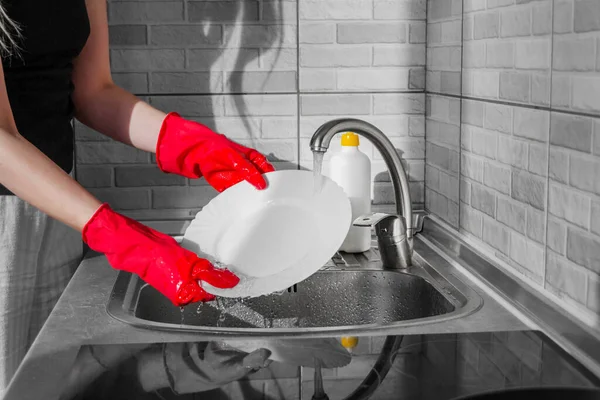 Una Mujer Con Guantes Goma Rojos Lava Platos Cocina Mujer —  Fotos de Stock