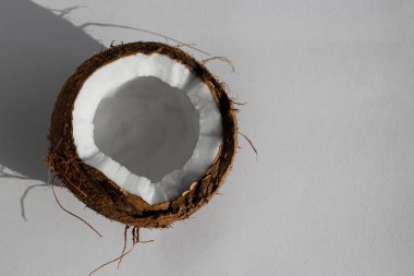 Hindistan cevizi sütlü beyaz bir arka planda kırılmış hindistan cevizi. diyet ürünü. Sağlıklı yemek. vejetaryen yemeği