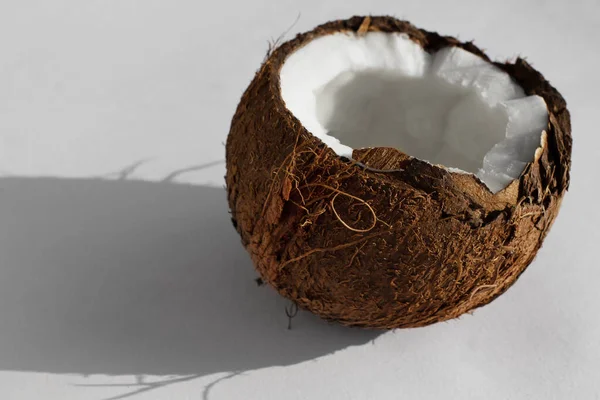 Noix Coco Cassée Sur Fond Blanc Avec Lait Coco Produits — Photo