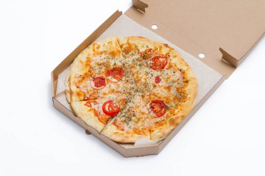 Beyaz arka planda açık bir kutuda Margarita pizza. Yemek servisi. Karantina altındaki yiyecekler