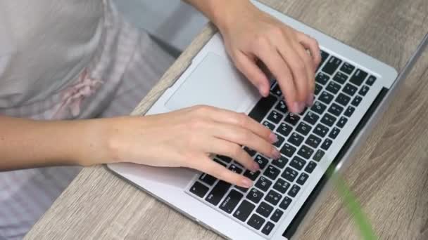 Een Man Werkt Thuis Een Computer Werken Thuis Tijdens Quarantaine — Stockvideo