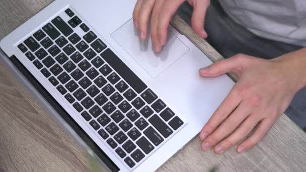 Ein Mann Arbeitet Hause Computer Arbeit Hause Während Der Quarantäne — Stockvideo