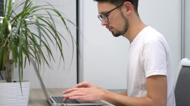 Muž Pracuje Doma Počítače Pracovat Doma Během Karantény 2020 Osoba — Stock video