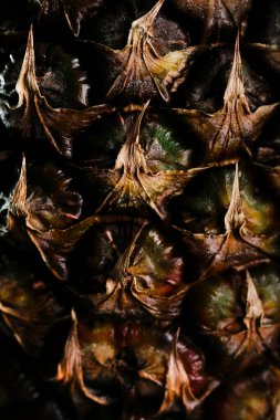 Siyah arka planda olgun ananas kabuğu dokusu. Tropikal meyve makro fotoğrafı