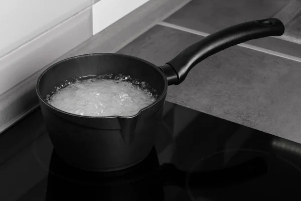 Νερό Βράζει Ένα Τηγάνι Φυσαλίδες Βραστού Νερού Κορίτσι Μαγείρισσα Funchoose — Φωτογραφία Αρχείου