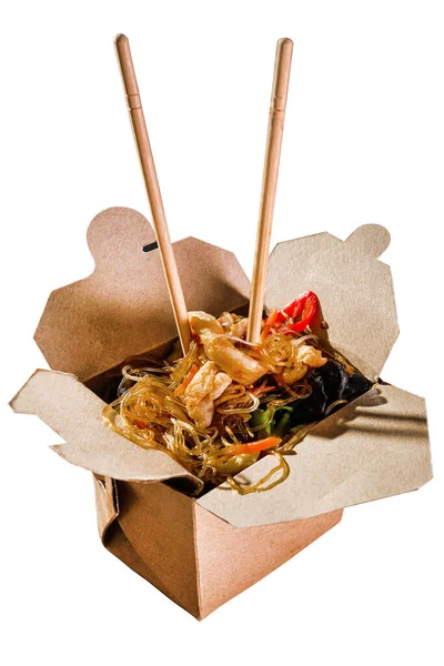 在家里送中国菜 海味面条在一个盒子里 日本面条粘在黑色的背景上 打开装有日本食品的盒子 — 图库照片