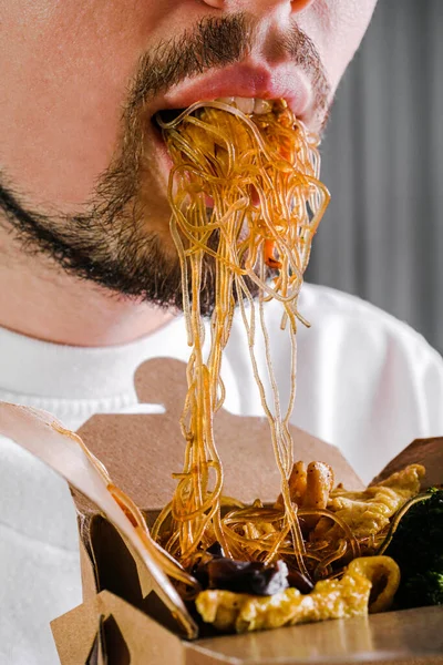 Homem Comendo Comida Chinesa Entrega Domicílio Macarrão Frutos Mar Funchosen — Fotografia de Stock