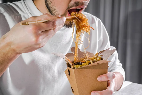 Hombre Comiendo Comida China Entrega Domicilio Fideos Mariscos Funchose Con — Foto de Stock