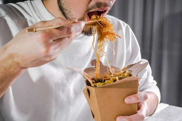 Homem Comendo Comida Chinesa Entrega Domicílio Macarrão Frutos Mar Funchosen — Fotografia de Stock